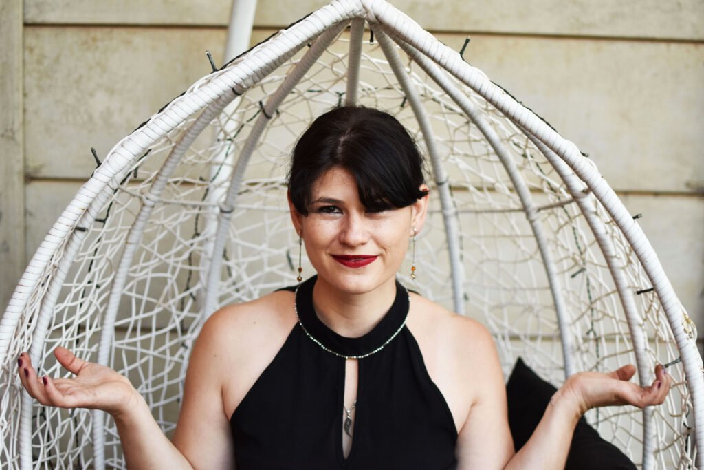 Online Life Coach Jacomien Sitting in an Egg Chair